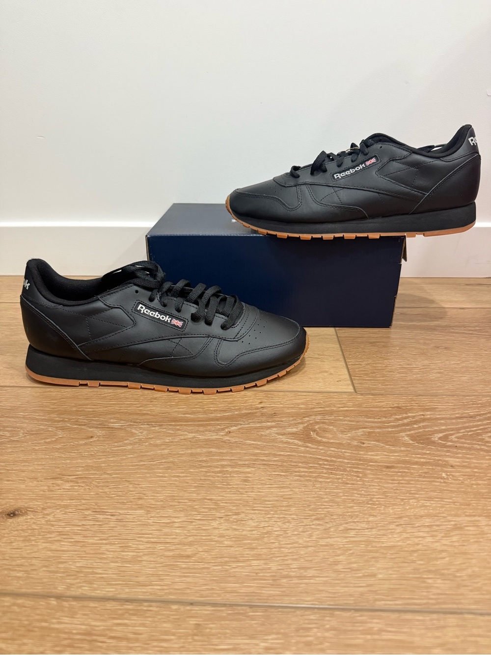 New W & W/O Box! Men’s Reebok Classic Leather Black Gum Sneakers